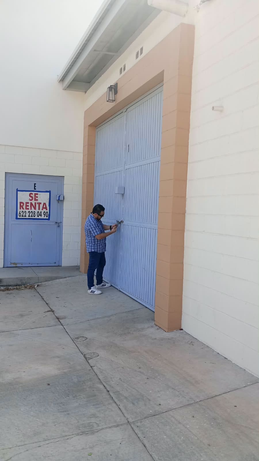 Interior de la bodega de Sonora Home Outlet con tarimas de mercancía